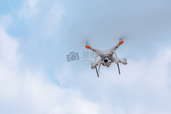 无人机悬停飞行状态图片