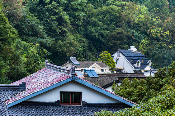 山林中的斜顶建筑图片