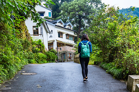 向前向上的道路图片