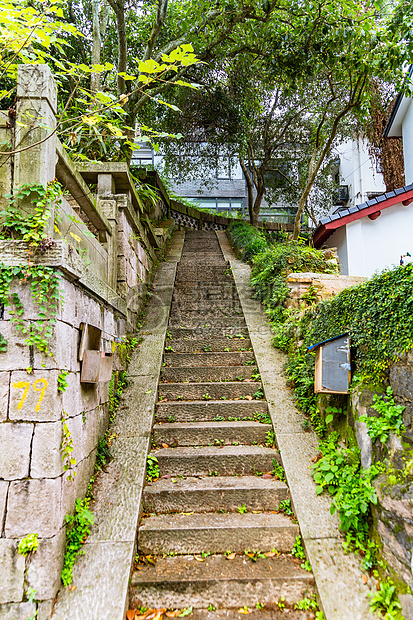 向前向上的道路图片