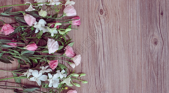 木板上的花花平铺桔梗花高清图片
