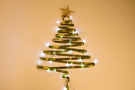 灯光闪闪的圣诞树图片