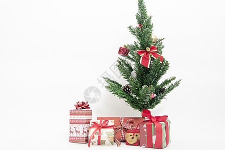 点缀满礼物的圣诞树和礼物背景图片