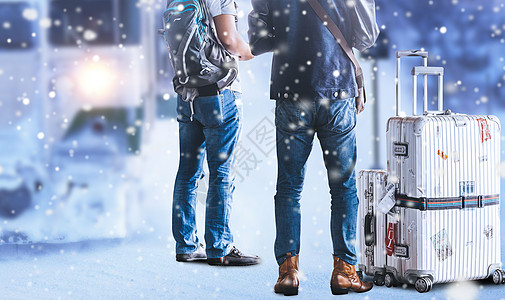 鹅毛大雪中火车旁带着行李包的男人背影图片