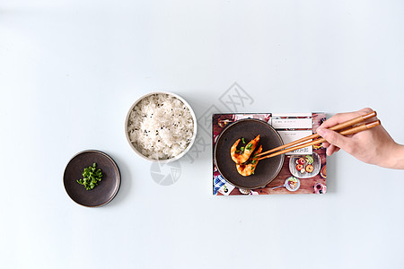 芝麻米饭桌上的米饭和虾背景
