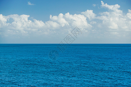 蔚蓝波光粼粼的海面图片
