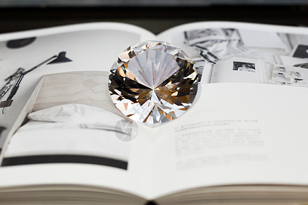 钻石工艺饰品钻石在书本杂志上背景