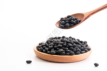 五谷杂粮勺子装在木盘里的黑豆背景