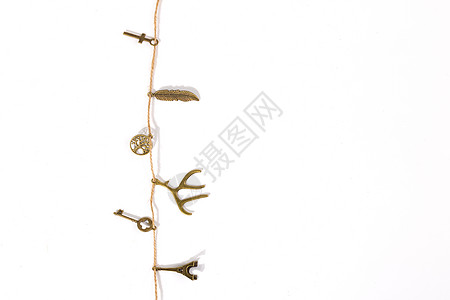 羽毛钩子用麻绳串起来的装饰品背景