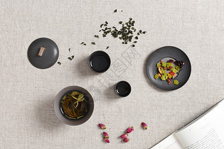 桌面上的茶叶与干果图片