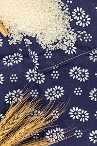 藏蓝色碎花布上的新鲜大米高清图片
