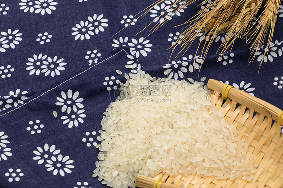 藏蓝色碎花布上的新鲜大米图片