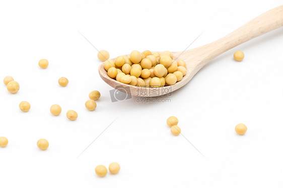 散落的黄豆和木勺图片