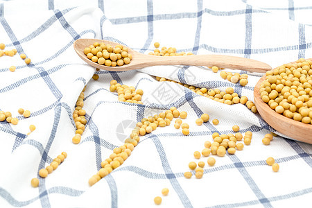 散落的黄豆和木勺背景图片