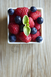 红色树莓和蓝莓图片