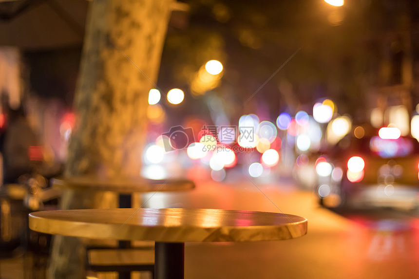 夜幕中的酒吧街景图片