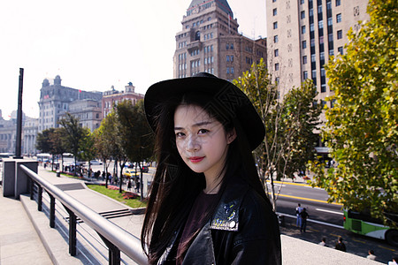 文艺街拍文艺美女与上海建筑合影背景