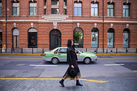 文艺美女朋克服装街头拍摄背景图片