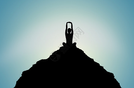 人在山顶做瑜珈的剪影高清图片