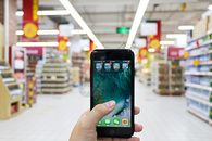商场超市手机购物消费场景图片