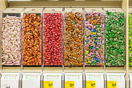 超市里色彩缤纷的糖果图片