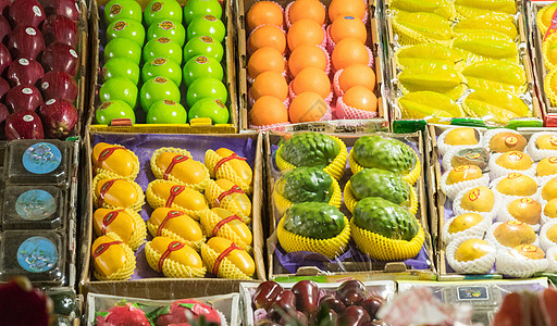 超市绿色食品色彩丰富的水果摊背景
