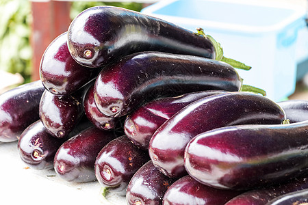 绿色食品认证标志新鲜的紫色茄子背景