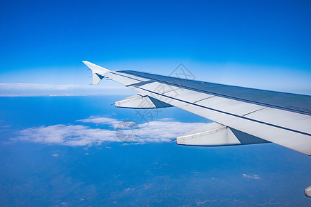 飞机机舱内拍摄机翼背景图片