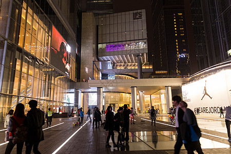 市中心繁华商圈夜景图片