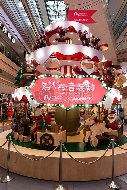 城市商场圣诞装扮圣诞树图片