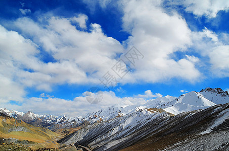 地形线高原的蓝天白云背景