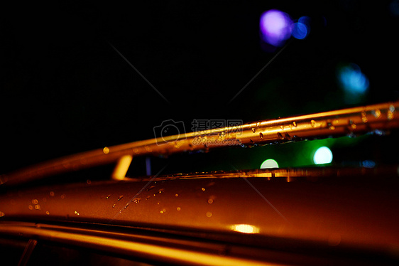 雨后汽车上的水珠图片