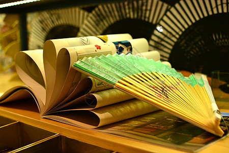 南锣鼓巷中国传统京折扇高清图片