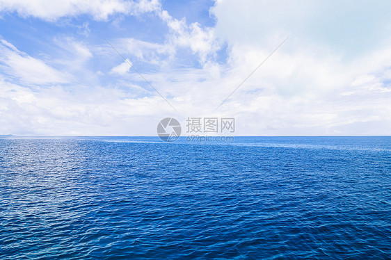 蓝色大海和远处的军舰图片