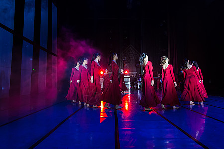 红裙舞者表演现代舞转圈图片