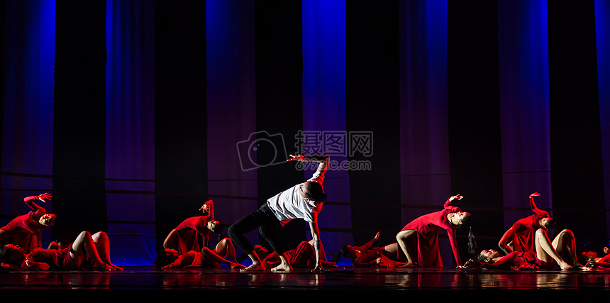 男性舞者在红裙舞者领舞图片