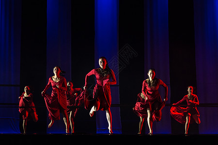 红裙舞者表演现代舞奔跑图片
