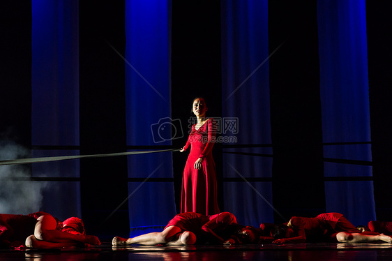 红裙舞者表演现代舞图片