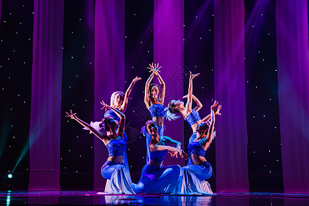舞台表演女性舞者表演傣族舞蹈背景