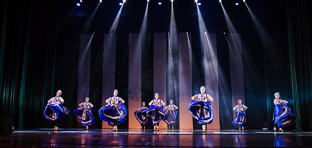女性舞者表演蒙族舞蹈背景图片