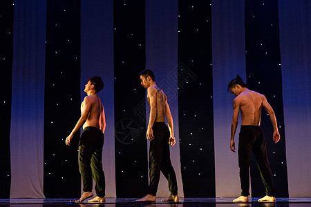 男性舞者表演现代舞图片
