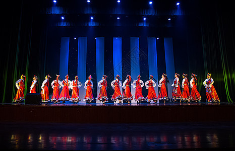 年轻女性舞者表演藏族舞蹈背景图片