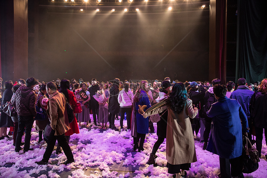 表演落幕舞台人群热闹相聚