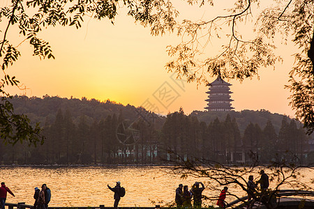 杭州西湖黄昏雷锋塔游客背景