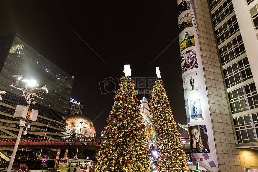 商场圣诞树夜景温馨装扮图片