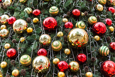 商场圣诞树温馨彩球装扮图片