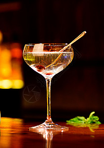 晶莹剔透的酒水饮料玻璃杯图片