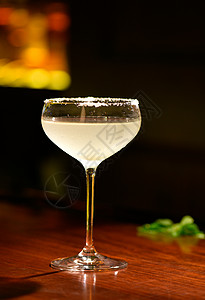 晶莹剔透的酒水饮料玻璃杯图片