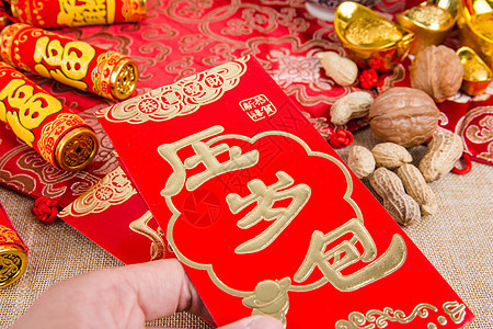 喜庆氛围春节手拿红包图片