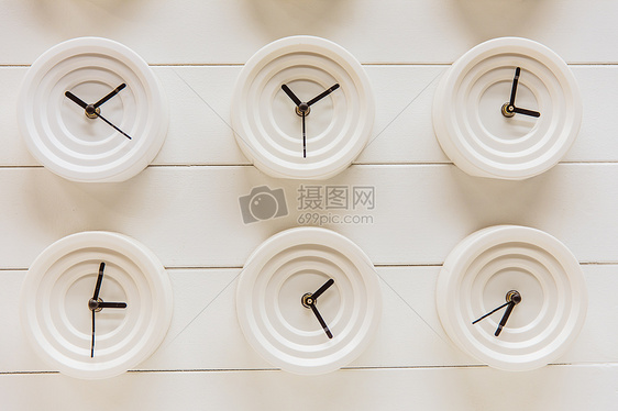商场时尚纯白设计时钟排列图片